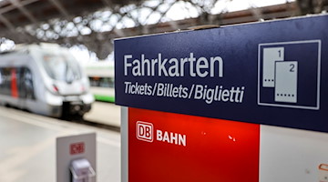 Ein Fahrkartenautomat der Deutschen Bahn steht an einem Bahnhof. / Foto: Jan Woitas/dpa/Symbolbild