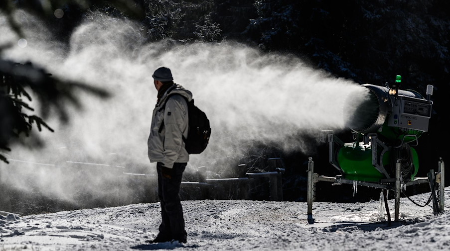 Mit einer Schneekanone wird am Fichtelberg der Skihang beschneit. / Foto: Robert Michael/dpa/Archivbild