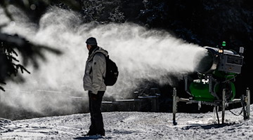 Mit einer Schneekanone wird am Fichtelberg der Skihang beschneit. / Foto: Robert Michael/dpa/Archivbild