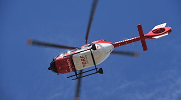 Ein Rettungshubschrauber fliegt am Himmel. / Foto: Stefan Sauer/dpa-Zentralbild/ZB/Symbolbild