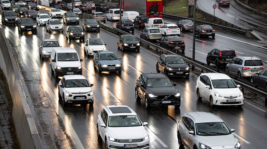Fahrzeuge stauen sich auf einer Autobahn. / Foto: Fabian Sommer/dpa/Symbolbild