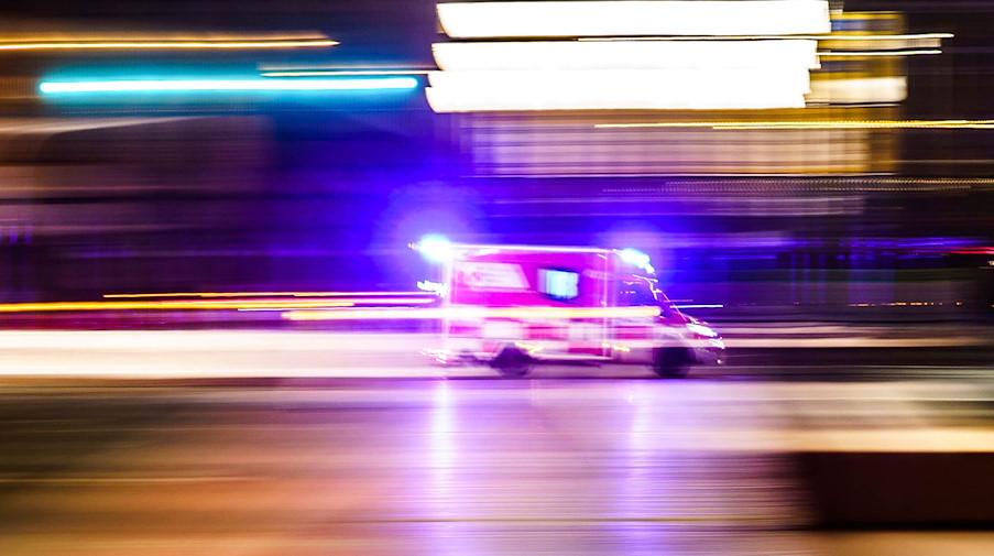 Ein Rettungsfahrzeug ist mit Blaulicht unterwegs. / Foto: Frank Rumpenhorst/dpa/Symbolbild