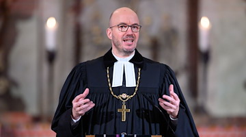 Tobias Bilz, evangelischer Landesbischof, spricht in der Dresdener Frauenkirche. / Foto: Sebastian Kahnert/dpa-Zentralbild/dpa/Archivbild