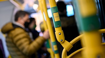 Fahrgäste stehen in einem Bus. / Foto: Britta Pedersen/dpa-Zentralbild/ZB/Symbolbild