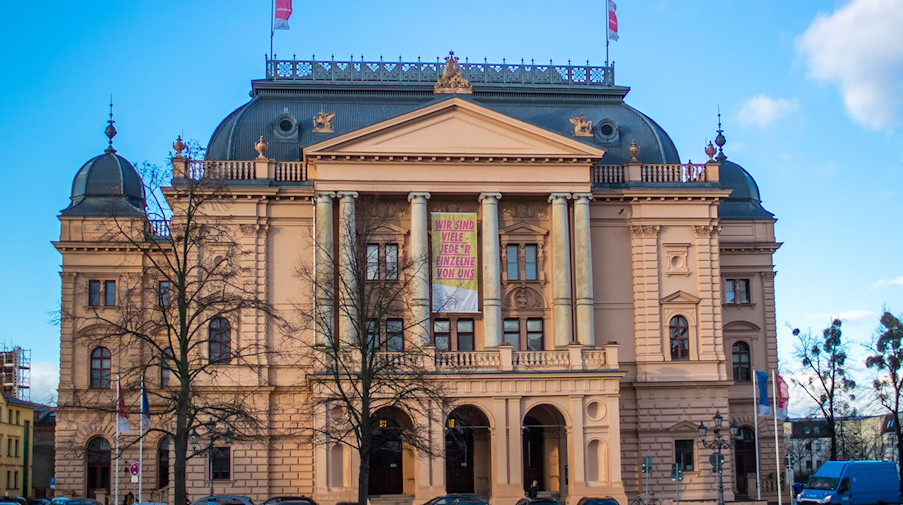 Das Große Haus des Mecklenburgischen Staatstheaters. / Foto: Jens Büttner/dpa-Zentralbild/dpa/Archivbild