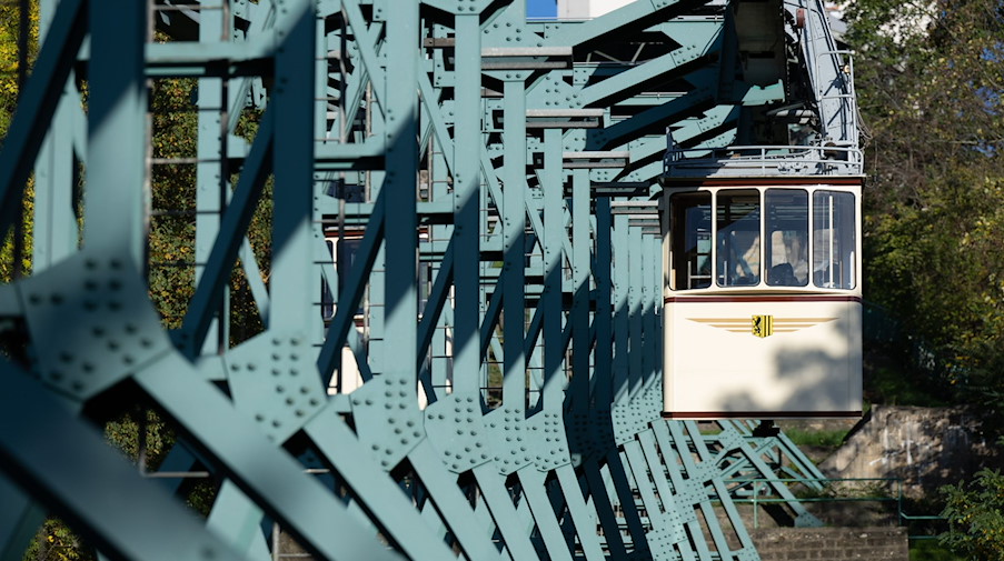 Ein Wagen der Dresdner Schwebebahn. / Foto: Sebastian Kahnert/dpa/Archivbild
