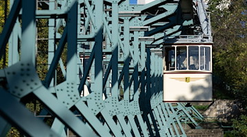 Ein Wagen der Dresdner Schwebebahn. / Foto: Sebastian Kahnert/dpa/Archivbild
