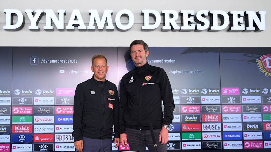 Trainer Markus Anfang (l) und Sportdirektor Ralf Becker von Dynamo Dresden verlangen von der Mannschaft in der Rückrunde eine deutliche Steigerung. / Foto: Robert Michael/dpa/Archivbild