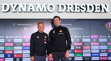 Trainer Markus Anfang (l) und Sportdirektor Ralf Becker von Dynamo Dresden verlangen von der Mannschaft in der Rückrunde eine deutliche Steigerung. / Foto: Robert Michael/dpa/Archivbild