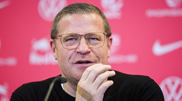 RB-Sportvorstand Max Eberl spricht während einer Pressekonferenz. / Foto: Jan Woitas/dpa/Archiv