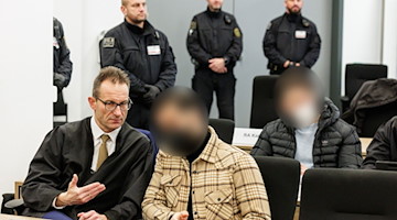 Zwei Angeklagte sitzen neben ihren Anwälten im Gerichtssaal des Oberlandesgerichts Dresden. / Foto: Jens Schlueter/POOL AFP/dpa/Archivbild