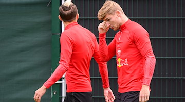Timo Werner (r) auf dem Weg zum Abschlusstraining. / Foto: Christian Modla/dpa/Archiv