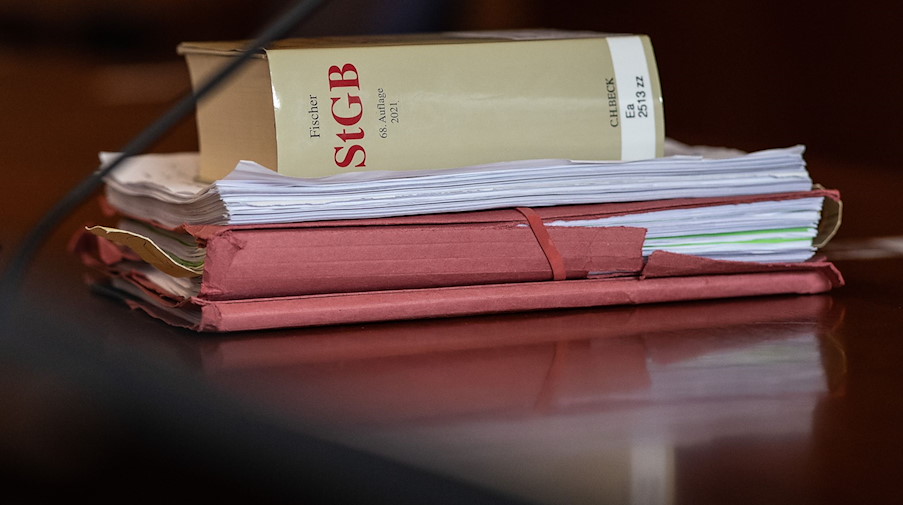 Das Strafgesetzbuch und Akten liegen in einem Gericht auf dem Tisch. / Foto: Swen Pförtner/dpa/Symbolbild