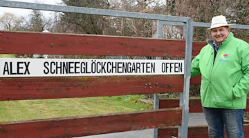 Der promovierte Gartenbauer Harald Alex steht am Tor seines Schneeglöckchengartens im nordsächsischen Döbrichau. / Foto: Waltraud Grubitzsch/dpa