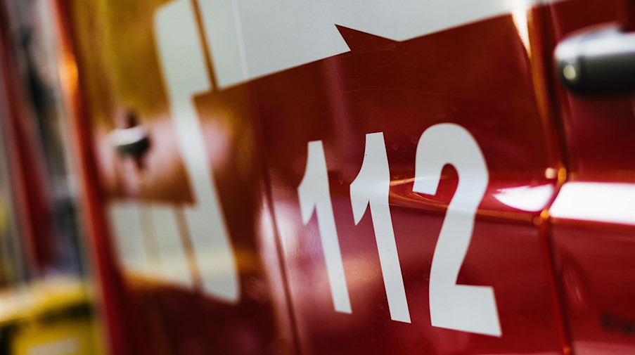 Die Notrufnummer «112» steht auf einem Einsatzfahrzeug der Feuerwehr. / Foto: Philipp von Ditfurth/dpa/Symbolbild