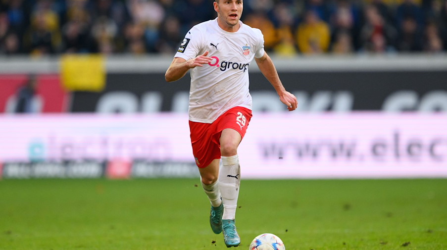 Zwickaus Leonhard von Schroetter spielt den Ball. / Foto: Robert Michael/dpa/Archivbild