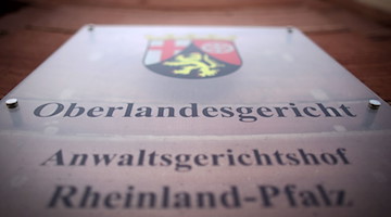 Das Türschild vom Oberlandesgericht in Koblenz. / Foto: Fredrik von Erichsen/dpa/Archivbild