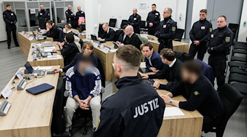 Die Angeklagten sitzen neben ihren Anwälten im Gerichtssaal des Oberlandesgerichts vor der Verhandlung im Prozess um den Juwelenraub auf das Grüne Gewölbe im Dresdner Residenzschloss im November 2019. / Foto: Jens Schlueter/AFP/POOL/dpa/Archivbild