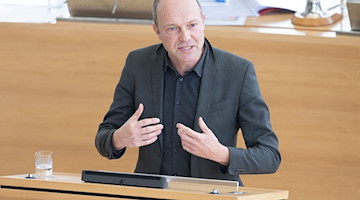 Sachsens Energie- und Klimaschutzminister Wolfram Günther (Grüne) spricht bei einer Plenarsitzung im Landtag. / Foto: Sebastian Kahnert/dpa/Archivbild