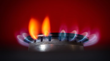 Die Flamme eines Gasherdes brennt in einer Küche. / Foto: Frank Rumpenhorst/dpa/Symbolbild