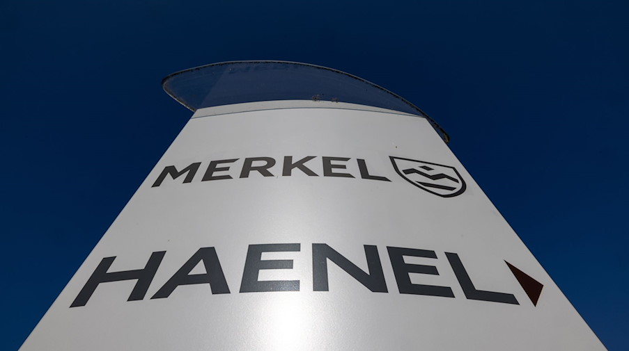 Ein Firmenschild weist auf den Waffenhersteller C.G. Haenel und die Merkel Jagd- und Sportwaffen GmbH hin. / Foto: Michael Reichel/dpa-Zentralbild/dpa/Archivbild