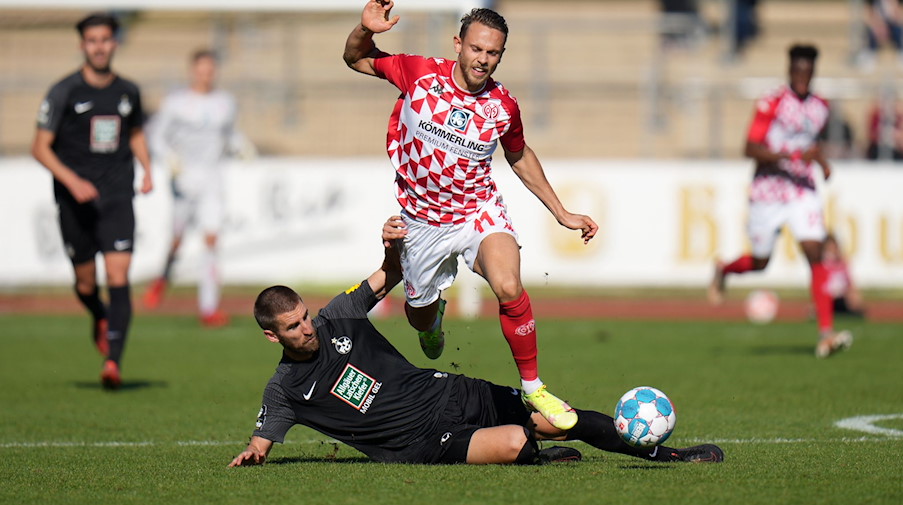 Alexander Winkler (am Boden) verstärkt den Fußball-Drittligisten Hallescher FC. / Foto: Thomas Frey/dpa/Archivbild