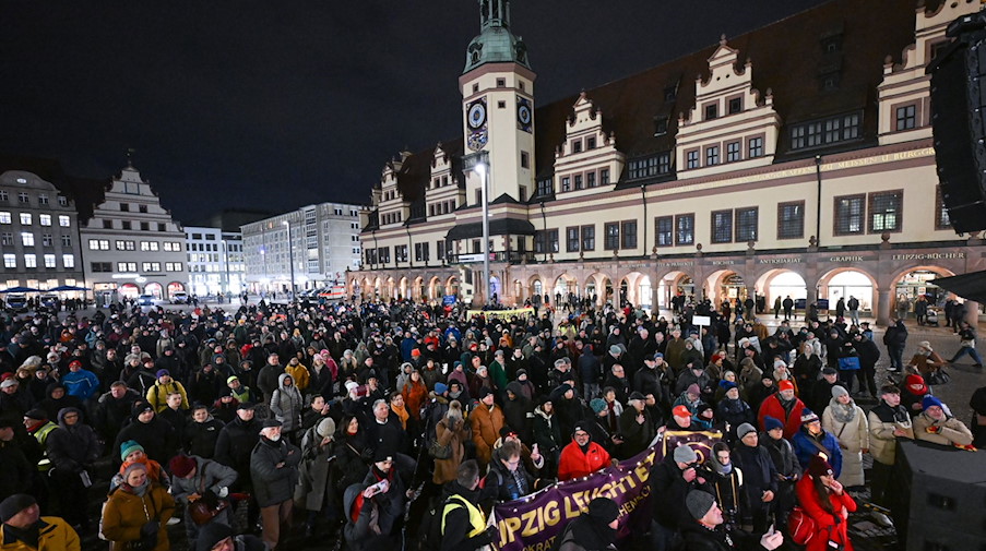 Teilnehmer der Aktion «Leipzig leuchtet für Demokratie und Menschenrechte». / Foto: Hendrik Schmidt/dpa