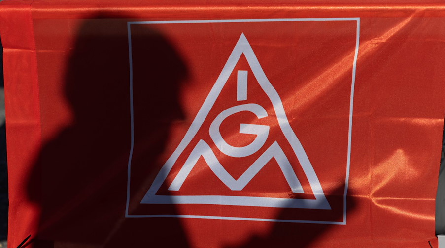 Das Logo der IG Metall auf einem Banner. / Foto: Friso Gentsch/dpa/Symbolbild
