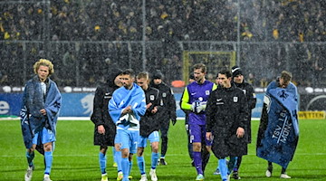 Die Spieler von München gehen nach dem Spiel über den Platz. / Foto: Sven Hoppe/dpa