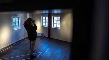 Das Zimmer in dem Friedrich Schiller seine Ode An die Freude schrieb ist im Schillerhaus zu sehen. / Foto: Hendrik Schmidt/dpa