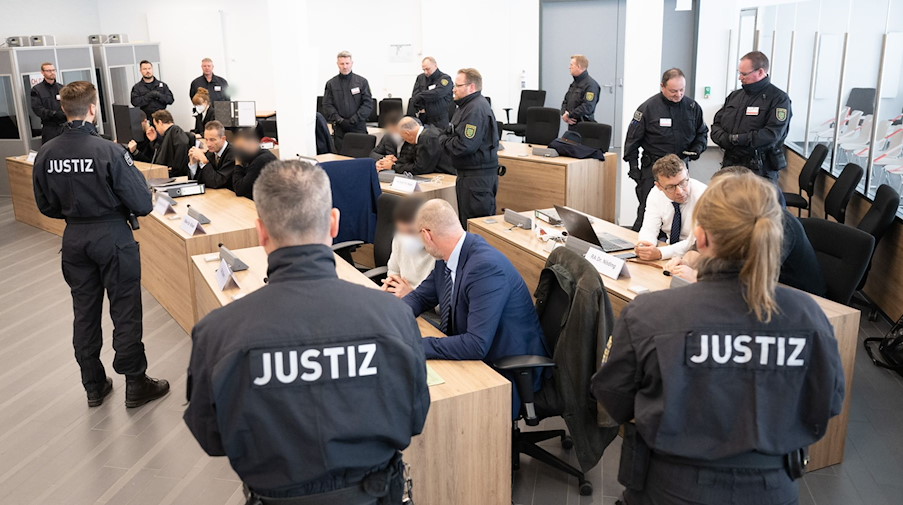 Die Angeklagten im Prozess um den Juwelenraub im Grünen Gewölbe sitzen im Landgericht. / Foto: Sebastian Kahnert/dpa-Pool/dpa/Archiv