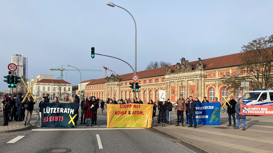Aus Protest gegen die Räumung des Dorfes Lützerath haben Klimaaktivisten in Potsdam kurzzeitig den Verkehr blockiert. / Foto: Klaus Peters/dpa /dpa/Archivbild