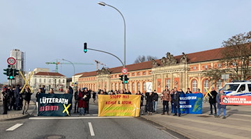 Aus Protest gegen die Räumung des Dorfes Lützerath haben Klimaaktivisten in Potsdam kurzzeitig den Verkehr blockiert. / Foto: Klaus Peters/dpa /dpa/Archivbild