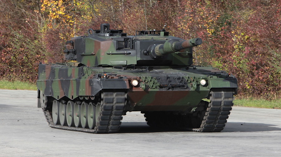 Handout des Rüstungskonzerns Krauss-Maffei Wegmann zeigt einen Kampfpanzer Leopard 2A4. / Foto: -/Krauss-Maffei Wegmann/dpa/Archivbild