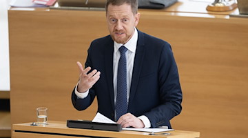 Michael Kretschmer spricht im Plenum in Dresden zu den Abgeordneten. / Foto: Sebastian Kahnert/dpa