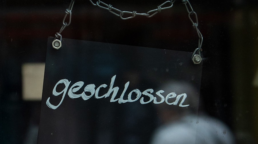 In einer Glastür hängt ein Schild mit der Aufschrift «geschlossen». / Foto: Kira Hofmann/dpa-Zentralbild/ZB/Symbolbild