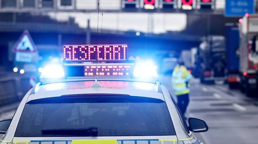 Auf einem Polizeifahrzeug leuchtet die Aufschrift «Gesperrt». / Foto: David Young/dpa/Symbolbildarchiv