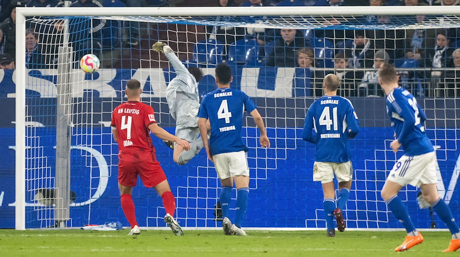 Schalkes Schalkes Torhüter Alexander Schwolow kann das Tor zum 1:5 nicht verhindern. / Foto: Bernd Thissen/dpa