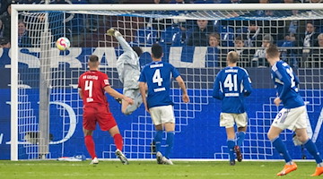 Schalkes Schalkes Torhüter Alexander Schwolow kann das Tor zum 1:5 nicht verhindern. / Foto: Bernd Thissen/dpa