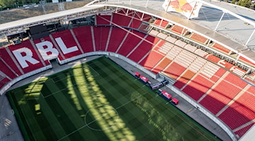 Blick auf die nun komplett mit roten Sitzen ausgestattete Red Bull Arena. / Foto: Jan Woitas/dpa/Archivbild