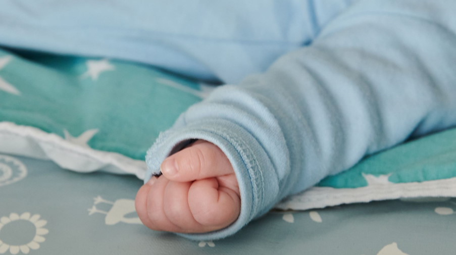 Ein wenige Wochen altes Baby ballt seine Hand zu einer kleinen Faust. / Foto: Annette Riedl/dpa/Symbolbildarchiv
