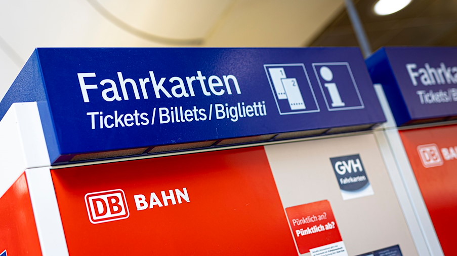 Ein Fahrkartenautomat der Deutschen Bahn steht an einem Bahnhof. / Foto: Moritz Frankenberg/dpa/Symbolbild