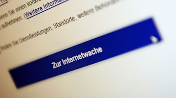 Der Schriftzug «Zur Internetwache», aufgenommen von einem Monitor. / Foto: Susann Prautsch/dpa/ZB/Illustration