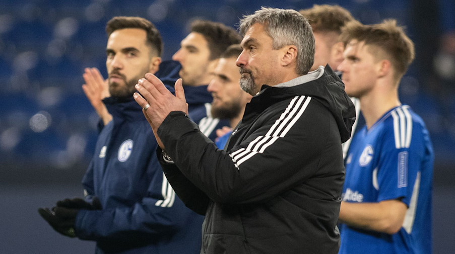 Schalkes Trainer Thomas Reis mit seinen Spielern nach dem Spiel. / Foto: Bernd Thissen/dpa