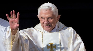 Der emeritierte Papst Benedikt XVI winkt bei seiner Ankunft im Vatikan. / Foto: Andrew Medichini/AP/dpa/Archivbild
