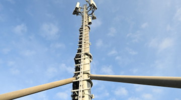 Ein neuer 5G-Mobilfunkmast steht auf einem Hochhaus. / Foto: Roberto Pfeil/dpa/Symbolbild