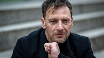 Hendrik Duryn, Schauspieler, lächelt bei einem Fototermin. / Foto: Hendrik Schmidt/dpa/Archivbild