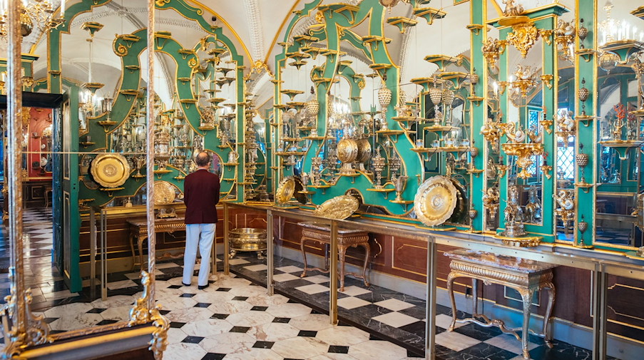 Ein Besucher schaut sich im Juwelenzimmer des Historischen Grünen Gewölbes im Residenzschloss um. / Foto: Oliver Killig/dpa-Zentralbild/dpa/Archiv