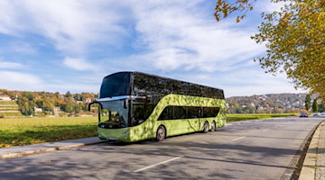 Komfortabler grüner Doppeldecker für die neuen Tagestouren der Stadtrundfahrt Dresden GmbH zu interessanten Zielen in der Umgebung wie Prag, Berlin, Potsdam, Leipzig, Meißen, Sächsische Schweiz und Spreewald