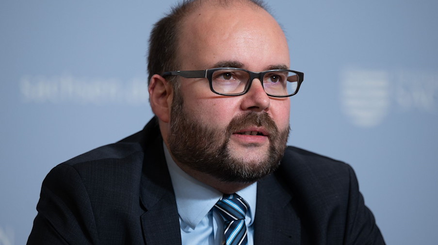 Christian Piwarz (CDU), Kultusminister von Sachsen, vor der Presse. / Foto: Sebastian Kahnert/dpa-Zentralbild/dpa